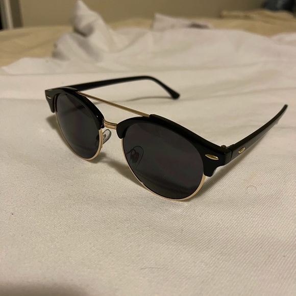 Glasses - Picture 2 of 5